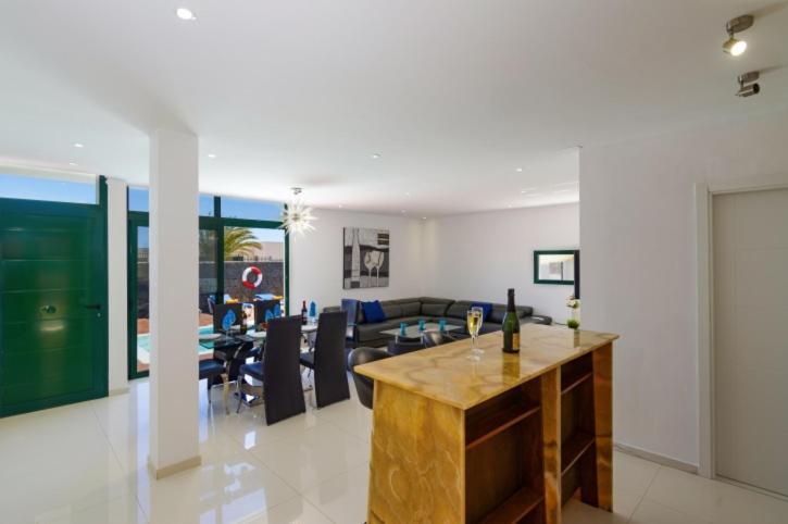 Spacious Private Villa & Private Heated Pool - Villa Sunshine Costa Teguise Eksteriør bilde